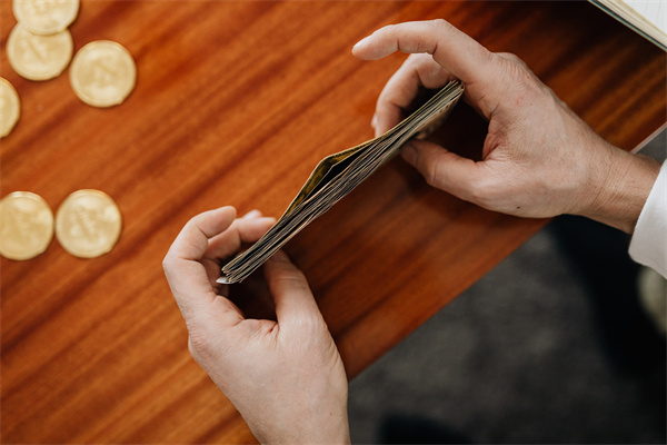 上半年国内黄金首饰消费量降26%，机构：看好金价下半年创新高