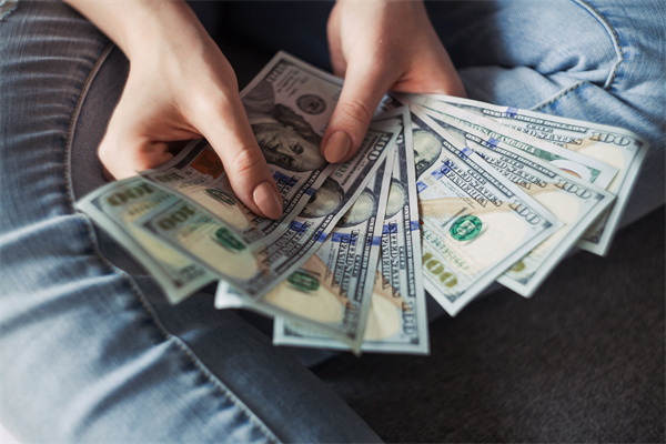 上半年国内黄金首饰消费量降26%，机构：看好金价下半年创新高